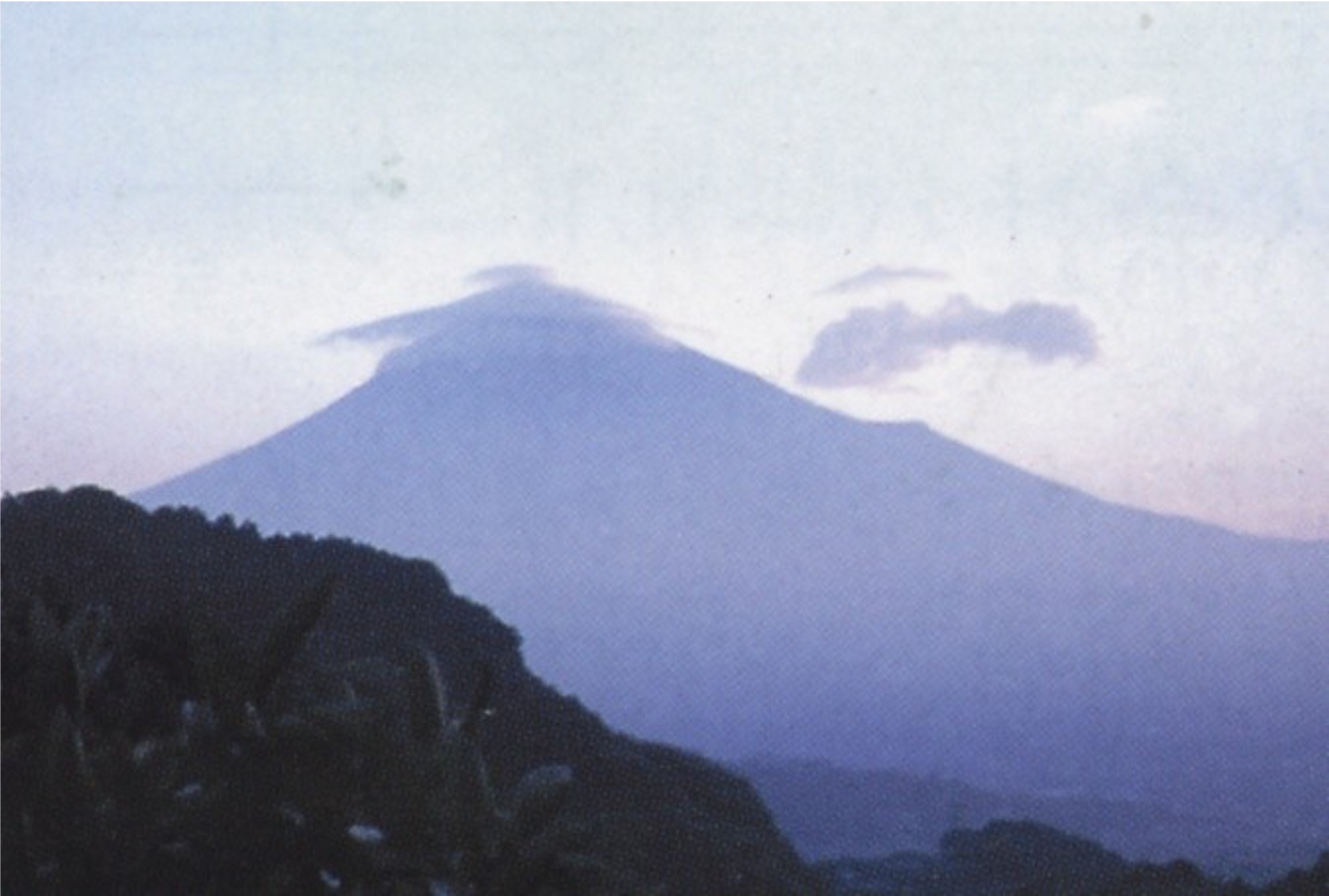 富士山に掛かる雲が手元に。の写真