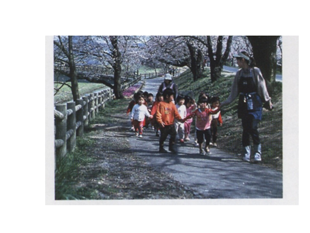 園児の声を頼りに撮る写真